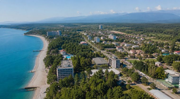 Инфраструктура Пицунды: описание курорта, районы, магазины, аптеки и транспорт