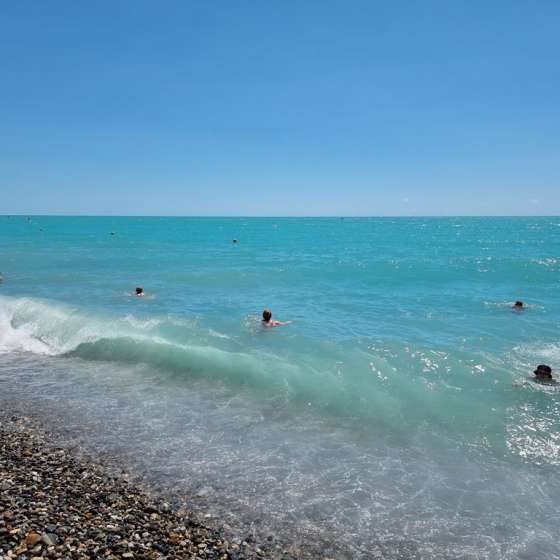 На самом берегу моря аккуратненькая двушка для семьи из 4х человек
