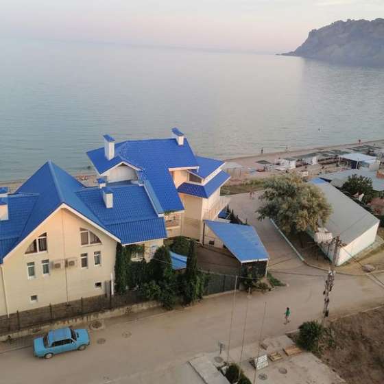 Просыпаемся и засыпаем под шум моря, Юнге улица, 7
