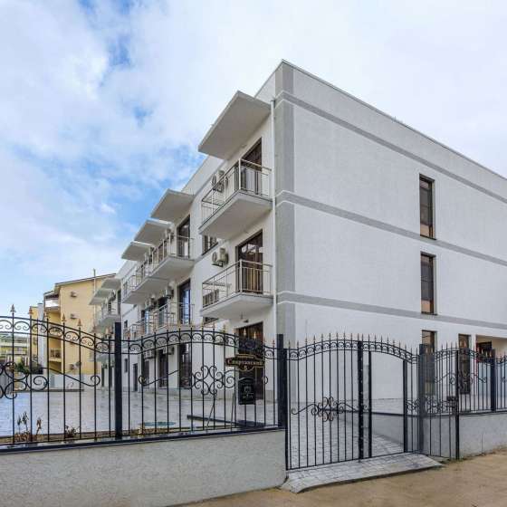 «White Hotel»