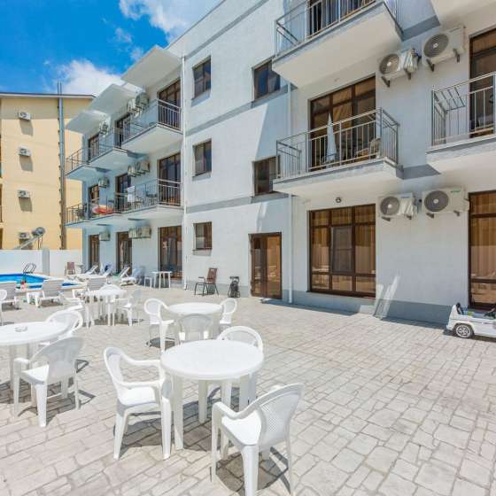 «White Hotel»