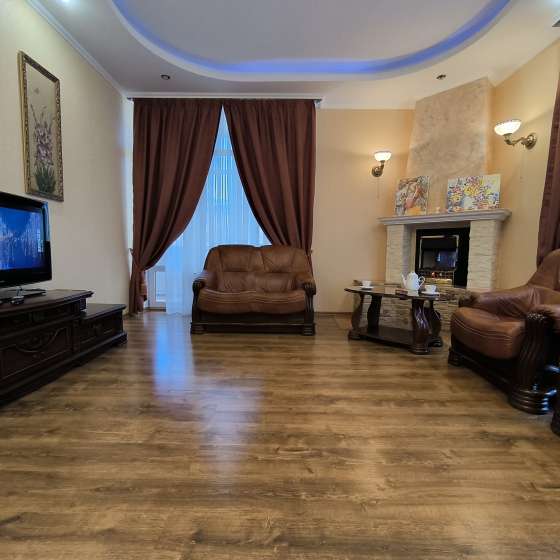 У пляжа Парк Победы в парковой зоне рядом с Aquamarine Resort & SPA