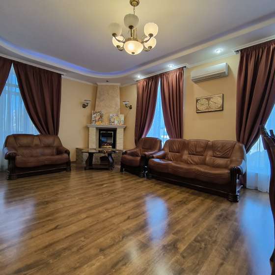 У пляжа Парк Победы в парковой зоне рядом с Aquamarine Resort & SPA