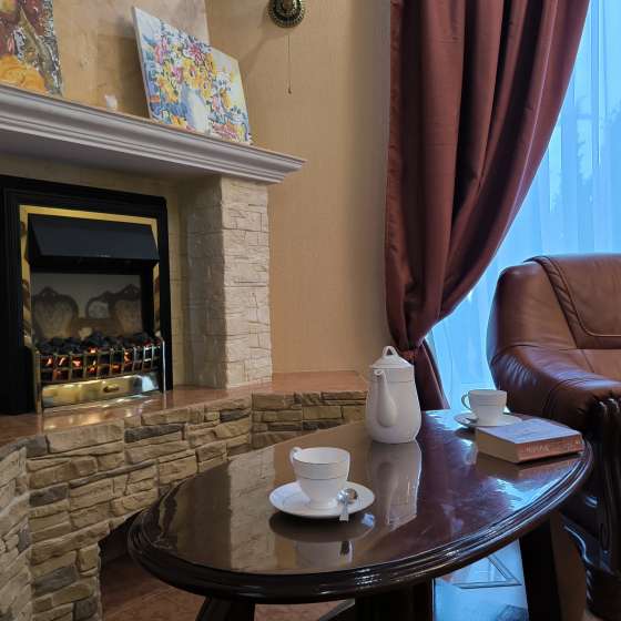 У пляжа Парк Победы в парковой зоне рядом с Aquamarine Resort & SPA