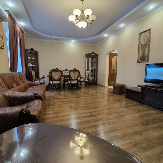 У пляжа Парк Победы в парковой зоне рядом с Aquamarine Resort & SPA