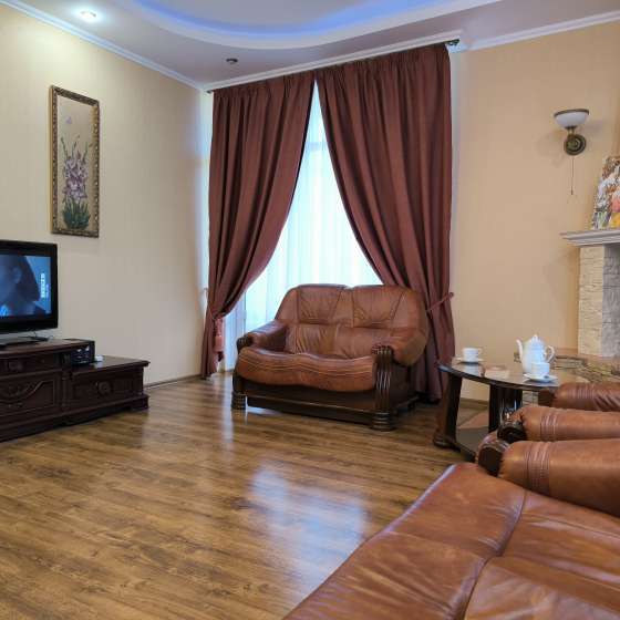 У пляжа Парк Победы в парковой зоне рядом с Aquamarine Resort & SPA