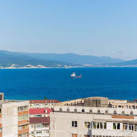 Квартира класса люкс с панорамными окнами в центре от LetoApart