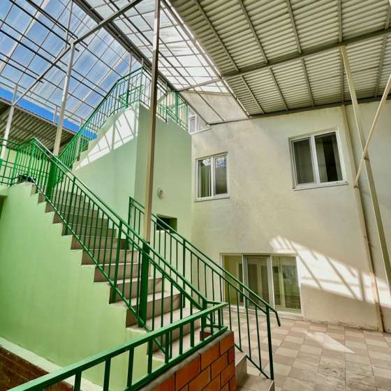 В центре рядом с пляжем