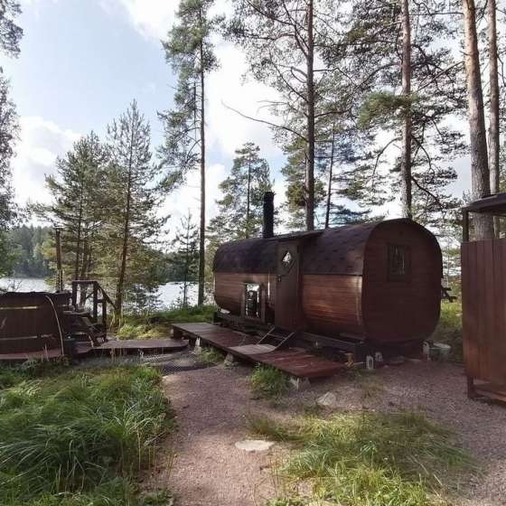 Дом у озера в лесу